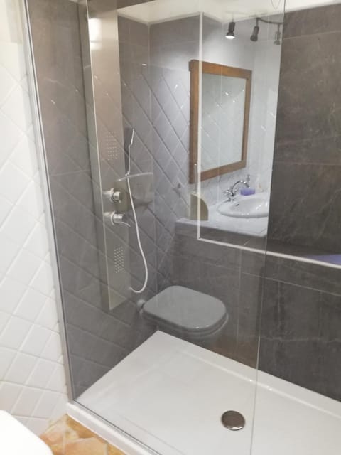 Toilet, Hot Tub, Bathroom