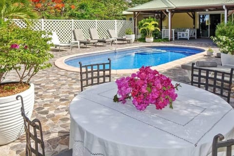 Garden view, Pool view, Swimming pool, sunbed