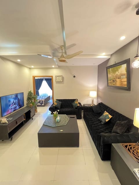 TV and multimedia, Living room, Seating area, Evening entertainment