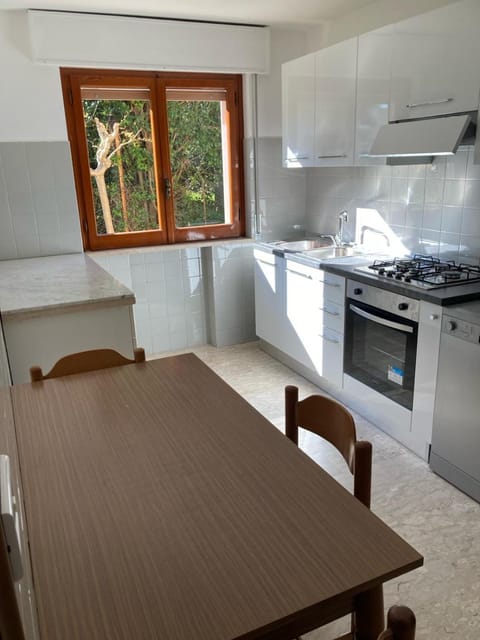 Kitchen or kitchenette, Dining area, pet friendly, stove