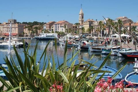 Luxueuse Villa avec Piscine pour 8 Personnes et Vue Mer Exceptionnelle proche des Plages Villa in La Cadière-d'Azur