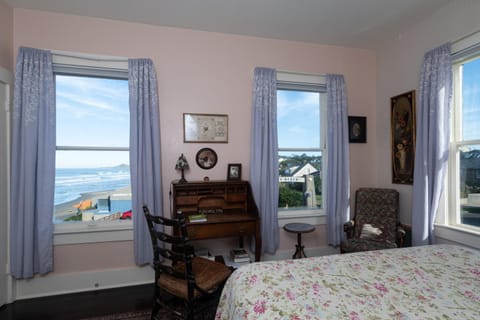 Bed, Photo of the whole room, Seating area, Sea view