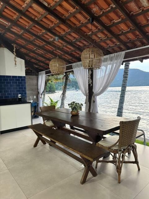 Casa de veraneio com deck em Passa Terra, Ilha Grande House in Angra dos Reis