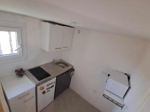 Kitchen or kitchenette, minibar, stove