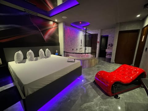 Bed, Hot Tub, Bathroom, Photo of the whole room, Bedroom, Entertainment, Bath, towels