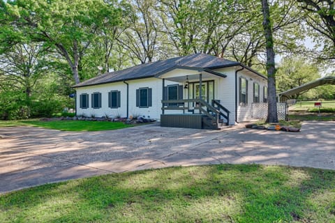 Beautiful Countryside Home about 1 Mi to Lake Texoma! House in Lake Texoma