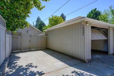 UW Cozy - Quiet Home, Perfect for Family and Group Condo in University District