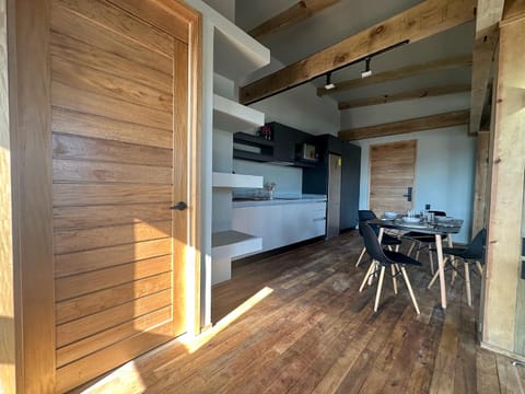 Kitchen or kitchenette, Dining area