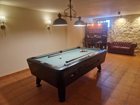 Billiard, Game Room