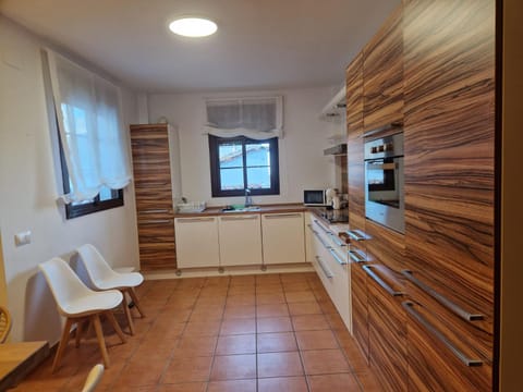 Kitchen or kitchenette, Dining area, dishwasher, minibar, pet friendly, stove, toaster