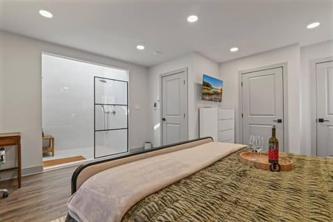 Shower, TV and multimedia, Bedroom