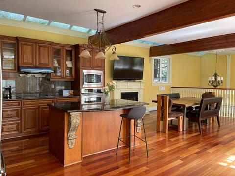 Charming Retreat on Cypress Street, Your Home Away from Home Bed and Breakfast in Vancouver