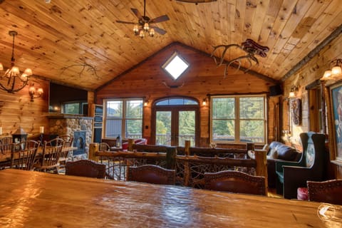 Your DREAM ski chalet! Minutes to Whiteface! Chalet in Wilmington