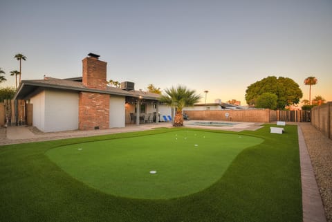 Tempe Getaway - Pool - Putting Green House in Tempe