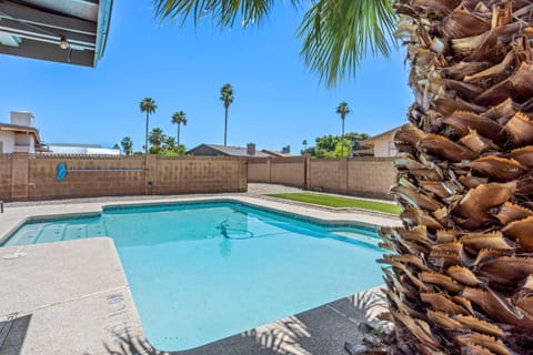 Tempe Getaway - Pool - Putting Green House in Tempe