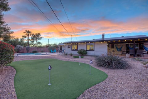 Private Home with Detached Casita - Pool & Putting Green House in Scottsdale