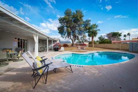 Loma Vista - Amazing Backyard Pool & Fire Pit House in Tempe