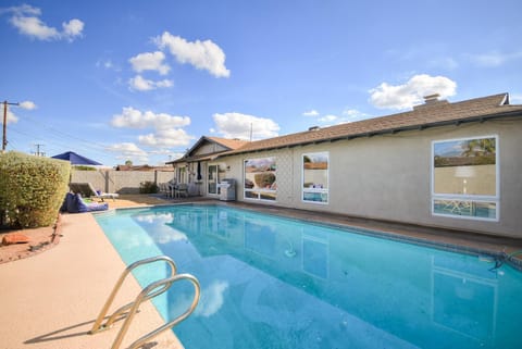 Colorful Desert Hideaway - Heated Pool & BBQ House in Scottsdale