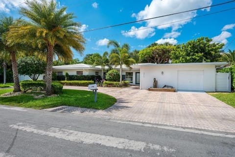 Enchanting Oasis 5-Min 2Beach. Heated Pool&Jacuzzi House in Pompano Beach