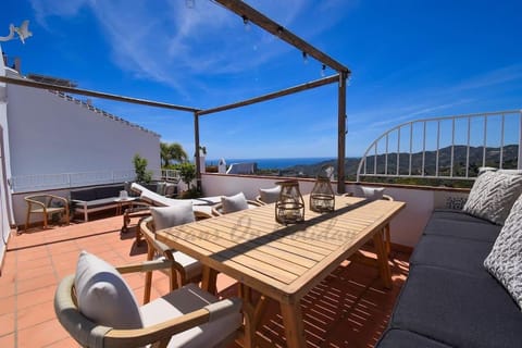 Calle Alta 37, Frigiliana Luxury 3 bedroom center Townhouse with large terrace and sea views HansOnHoliday Rentals House in Frigiliana