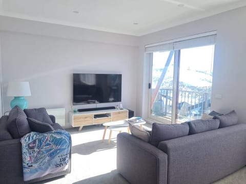 Schnapps Penthouse Apartment Ski In Ski out Apartment in Hotham Heights