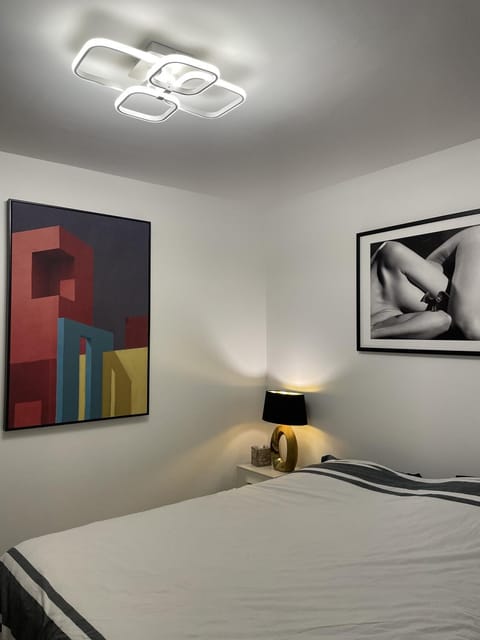 Bed, Photo of the whole room, Decorative detail, Bedroom