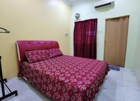 IPOH Be-Shine TAMAN WANG 13-14pax Homestay with 6Bedrooms, 6Bathroom, 1Living, 1Dining, 1Kitchen with 3Parkings House in Ipoh