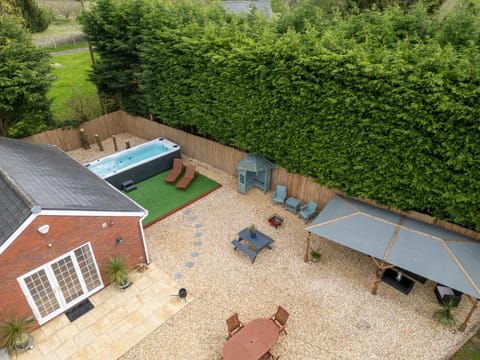 Stratford-upon-Avon 4BR Family Mansion on 1 acre with Pool, Gym & BBQ! House in Wychavon District