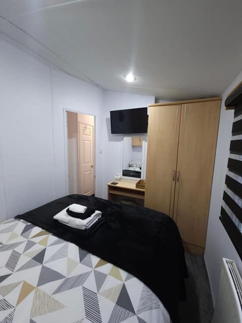 Bed, TV and multimedia, Bedroom