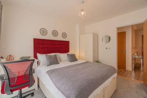 Modern 2 bed, 2 bath flat- Colindale, London- Professionals, Groups, Corporate, Contractors, Family Condo in Edgware