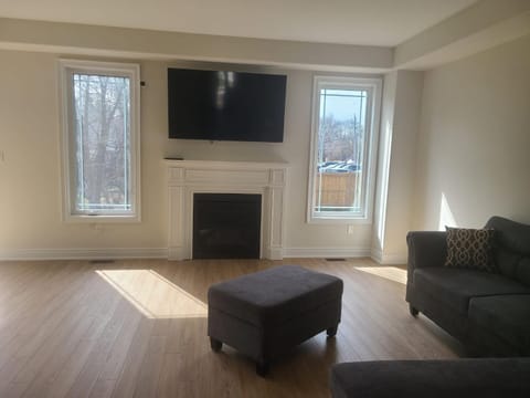 Elegant 4 BR 3.5 Bath Oasis: Mins frm Coburg Beach Maison in Cobourg