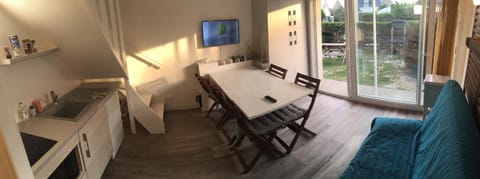 TV and multimedia, Kitchen or kitchenette, Living room, Seating area, Dining area