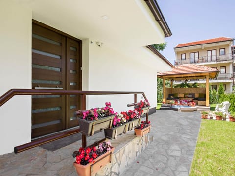 Patio, Facade/entrance, Day, Summer, Garden, Garden view