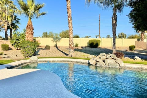 Cozy Home in Goodyear w Pool and Patio -5 BR-3T and B House in Avondale