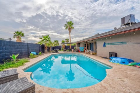 Glendale Getaway Parkwest Pool - Glendale GetAway-Pool - Stadium- Westgate- King Bed House in Glendale