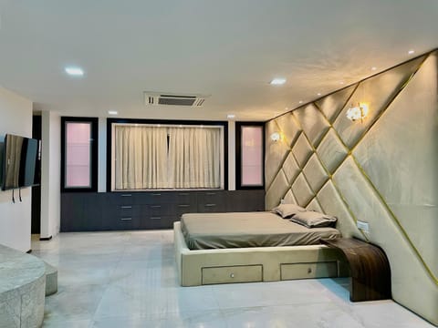 Bed, TV and multimedia, Living room, Photo of the whole room, Seating area, Bedroom, air conditioner