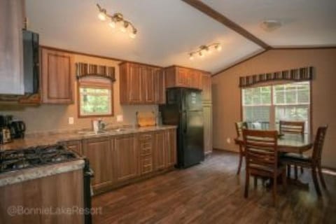 2 Bedroom Cottage Poplar Crescent 746 House in Bracebridge