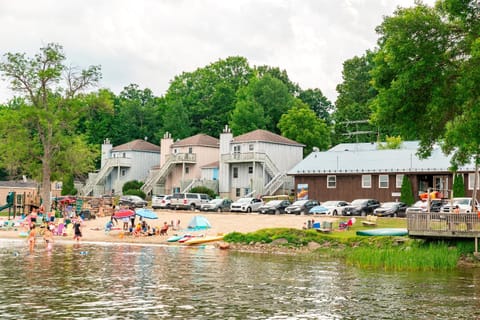 Newly Renovated 2 Bedroom Beach Front Condo 2A House in Ottawa