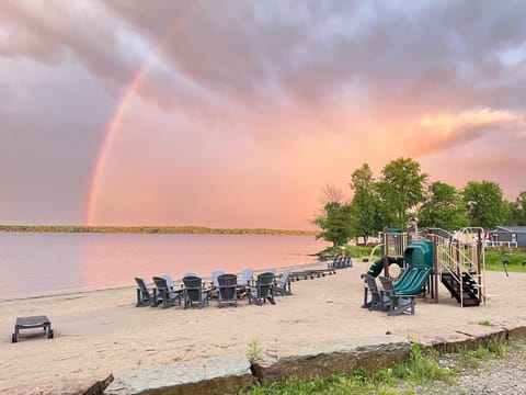 Newly Renovated 2 Bedroom Beach Front Condo 2A House in Ottawa