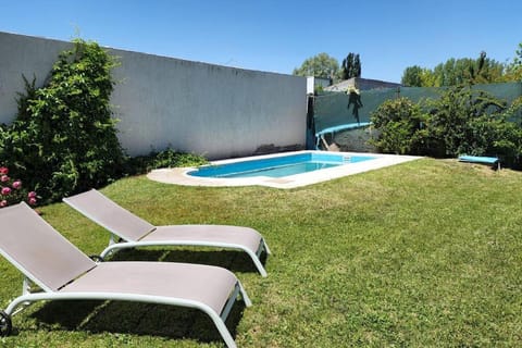 Moderna casa en Chacras de Coria con pileta House in Luján de Cuyo