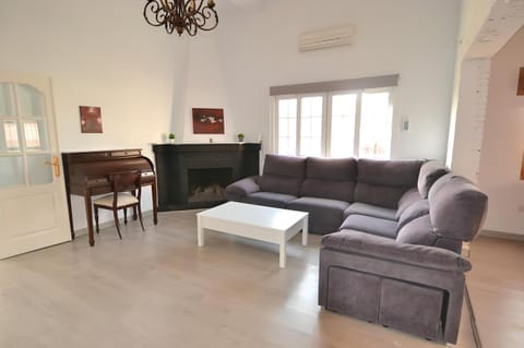 Spacious and charming 500 sqm Villa community pool 800m Aguadulce beach Chalet in Aguadulce