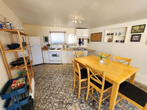 Kitchen or kitchenette, Dining area, oven, stove