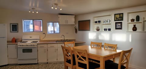 Kitchen or kitchenette, Dining area, oven, pet friendly, stove, toaster