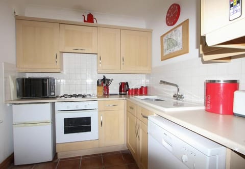 Coffee/tea facilities, dishwasher, oven, stove, toaster, kitchen