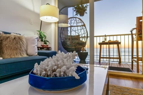 View (from property/room), Balcony/Terrace, Living room, Decorative detail, Seating area, Sea view