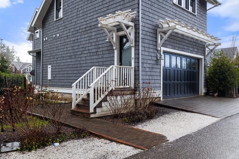 Courthaus Cottage by Seabrook Hospitality House in Seabrook