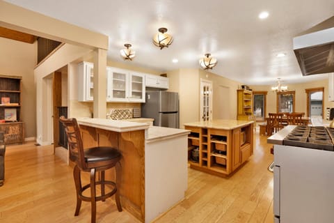 Coffee/tea facilities, Kitchen or kitchenette, Seating area, Dining area, stove