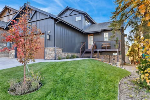 Property building, Facade/entrance, Day, Garden