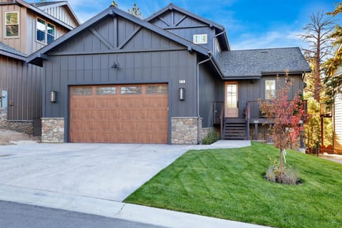 Property building, Facade/entrance, Day, Garden