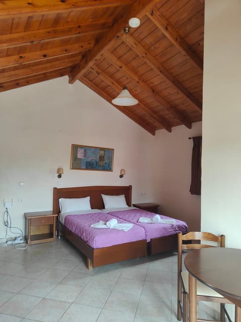 Bed, Photo of the whole room, Dining area, Bedroom